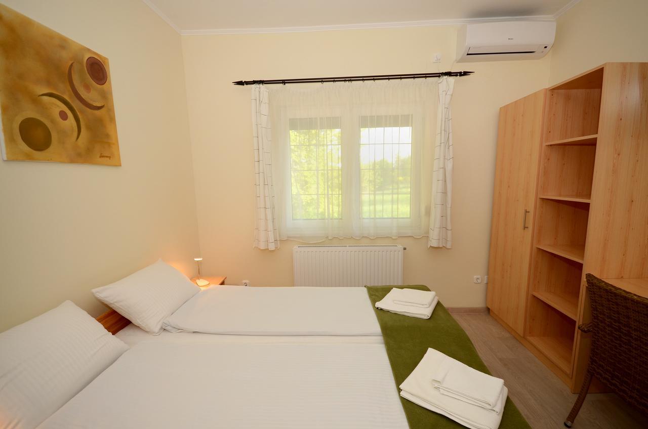 Szarszo Panzio Bed & Breakfast บาลาตอนซาร์โซ ภายนอก รูปภาพ