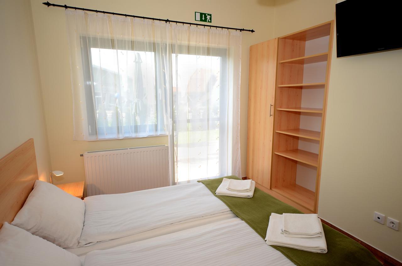 Szarszo Panzio Bed & Breakfast บาลาตอนซาร์โซ ภายนอก รูปภาพ