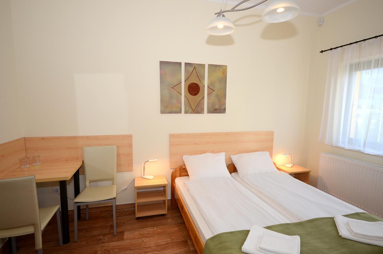 Szarszo Panzio Bed & Breakfast บาลาตอนซาร์โซ ภายนอก รูปภาพ